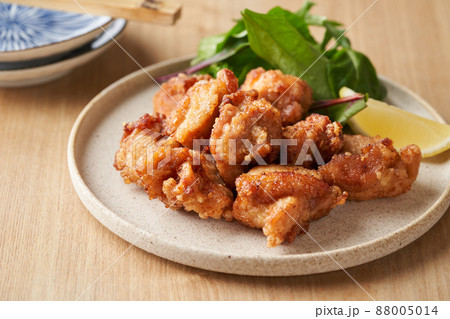 皿に盛り付けた鶏の唐揚げ 88005014