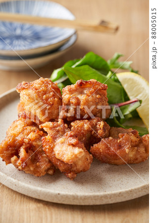 皿に盛り付けた鶏の唐揚げ 88005015
