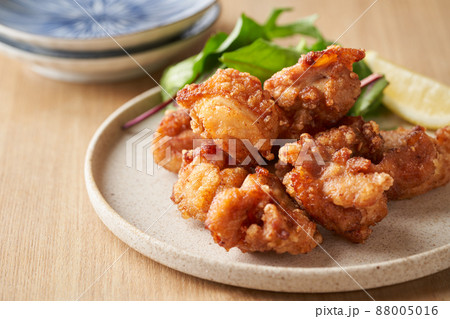 皿に盛り付けた鶏の唐揚げ 88005016