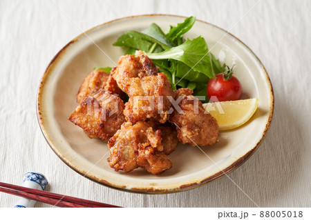 皿に盛り付けた鶏の唐揚げ 88005018
