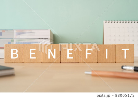 利益のイメージ｜「BENEFIT」と書かれた積み木が置かれたデスク 88005175