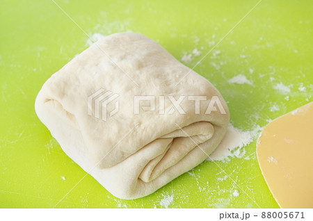 分割する前のパン生地 88005671