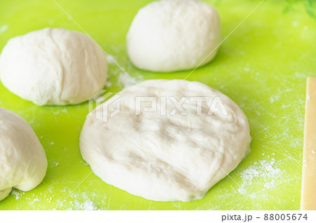 成形するパン生地 88005674