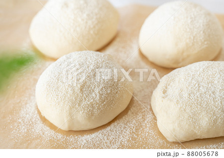 粉をふった成形後のパン 88005678