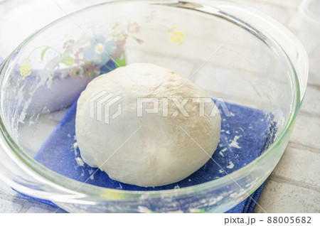 発酵前のパン生地 88005682