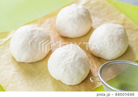 成形したパン生地 88005686