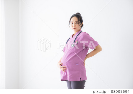妊婦　働く　産休 88005694