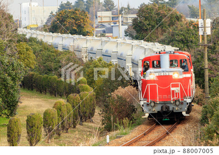 碧南市駅に向け炭酸カルシウムを運ぶ衣浦臨海鉄道のディーゼル機関車 88007005