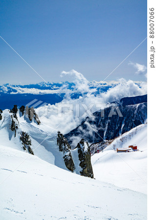 長野県の日本百名山木曾駒ケ岳の乗越浄土から見下ろす千畳敷カールとホテル千畳敷 長野県の日本百名山木曾駒ケ岳の乗越浄土から見下ろす千畳敷カールとホテル千畳敷 88007066