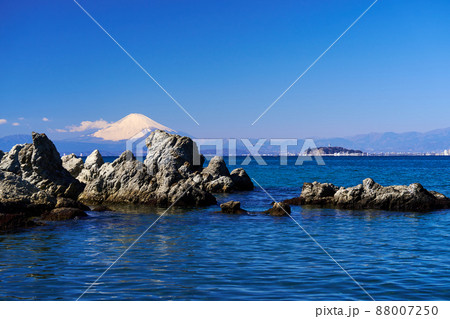 葉山の森戸海岸から望む相模湾と富士山 88007250