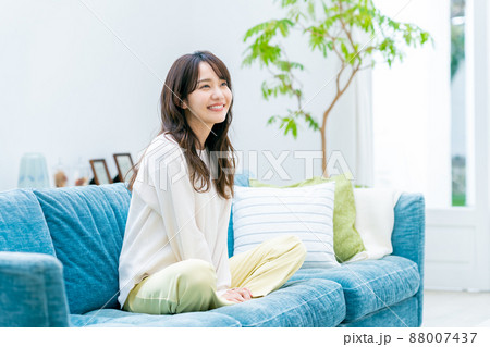 リビングで寛ぐ若い女性 リビングで寛ぐ若い女性 88007437