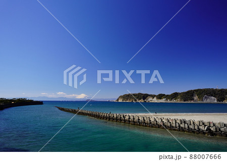 逗子海岸から望む相模湾と富士山 88007666