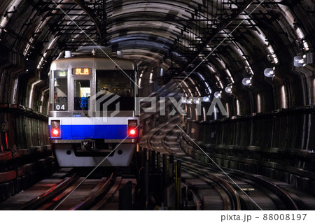 地下鉄線内を走行する1000系電車（福岡市営地下鉄） 88008197
