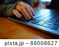 パソコン作業する女性　【手のみ】 88008627