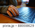 パソコン作業する女性　【手のみ】 88008629