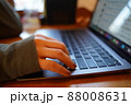 パソコン作業する女性　【手のみ】 88008631