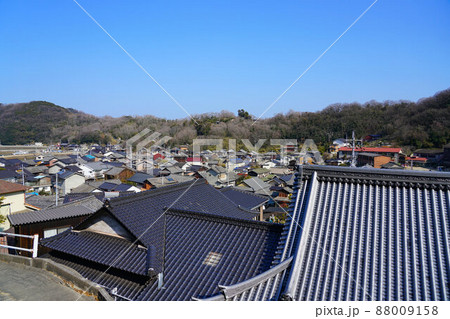 西から見た島の中心地・本浦集落の家並み1　岡山県笠岡市真鍋島 88009158