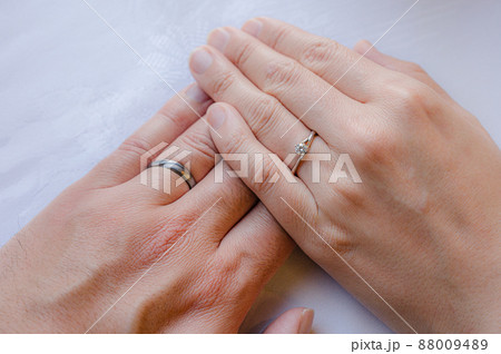 結婚指輪と手 88009489