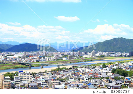 長良川と岐阜市街地の風景 88009757
