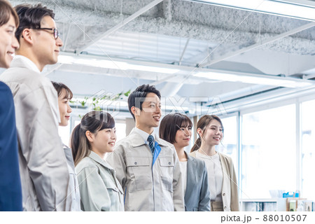 作業着を着た作業員 作業着を着た作業員 88010507