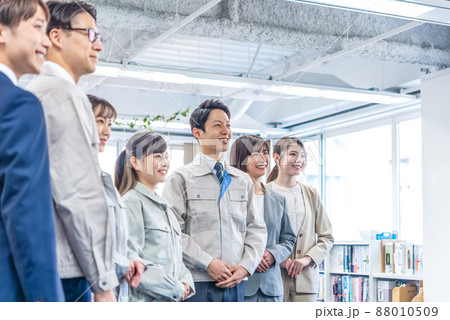 作業着を着た作業員 作業着を着た作業員 88010509