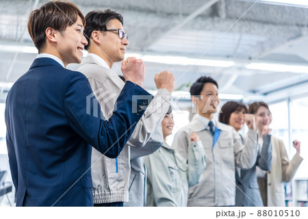 作業着を着た作業員　ガッツポーズ 88010510