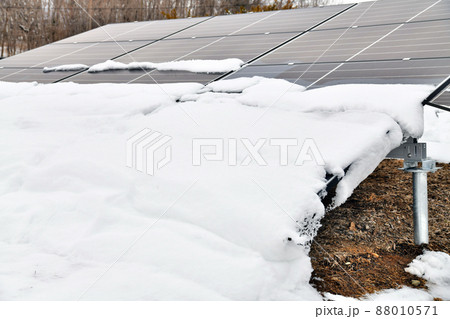 雪が積もった太陽光発電/ソーラーパネル【2022.3】 雪が積もった太陽光発電/ソーラーパネル【2022.3】 88010571