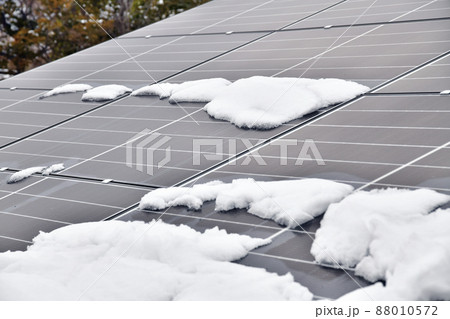 雪が積もった太陽光発電/ソーラーパネル【2022.3】 雪が積もった太陽光発電/ソーラーパネル【2022.3】 88010572