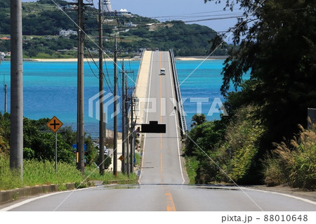 沖縄　今帰仁　古宇利大橋と古宇利島 88010648
