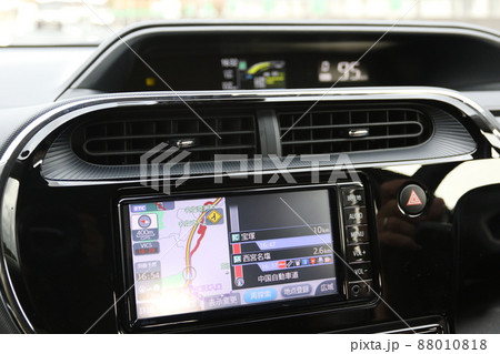 車の運転（車内中央にナビ画面と情報ディスプレイが配置） 88010818