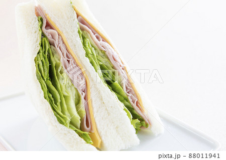 美味しいハムチーズレタスサンド 88011941