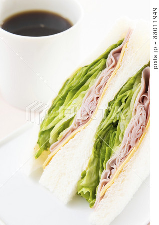 美味しいハムレタスチーズサンドとホットコーヒー 88011949