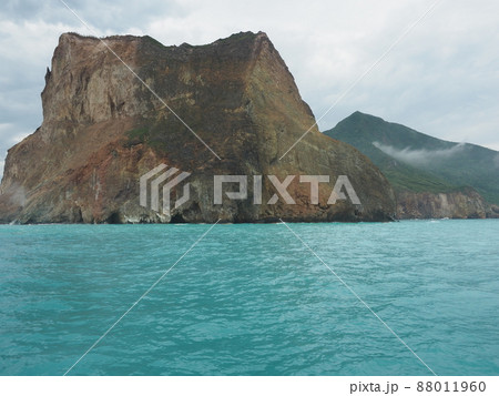 台湾宜蘭県の亀山島の牛奶海と401高地の山 台湾宜蘭県の亀山島の牛奶海と401高地の山 88011960