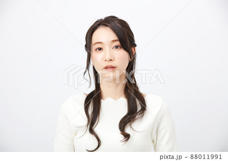 私服の女性 88011991