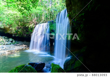 鍋ケ滝「新緑・初夏」水のカーテン風景2021年(7月) 鍋ケ滝「新緑・初夏」水のカーテン風景2021年(7月) 88013093