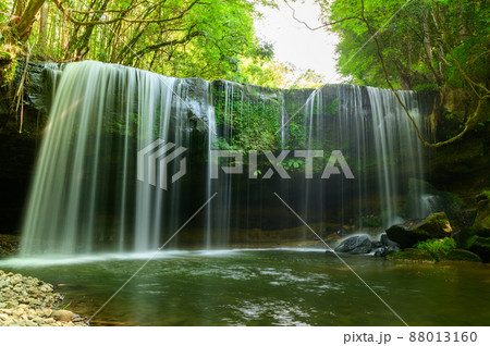 鍋ケ滝「新緑・初夏」水のカーテン風景2021年(7月) 鍋ケ滝「新緑・初夏」水のカーテン風景2021年(7月) 88013160