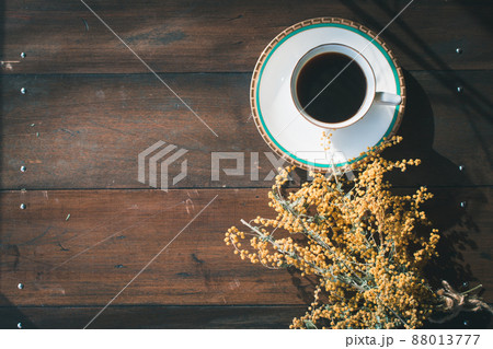 ミモザとコーヒーの背景画像　古材のテーブルのテクスチャ　 88013777