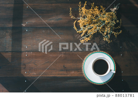 ミモザとコーヒーの背景画像 古材のテーブルのテクスチャ ミモザとコーヒーの背景画像 古材のテーブルのテクスチャ 88013781