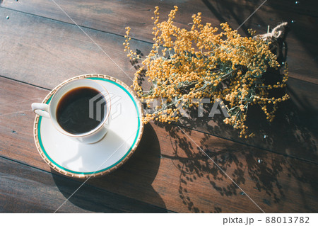 ミモザとコーヒーの背景画像　古材のテーブルのテクスチャ　 88013782