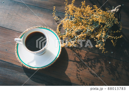 ミモザとコーヒーの背景画像　古材のテーブルのテクスチャ　 88013783