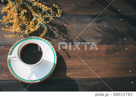 ミモザとコーヒーの背景画像 古材のテーブルのテクスチャ ミモザとコーヒーの背景画像 古材のテーブルのテクスチャ 88013785