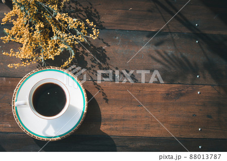 ミモザとコーヒーの背景画像 古材のテーブルのテクスチャ ミモザとコーヒーの背景画像 古材のテーブルのテクスチャ 88013787