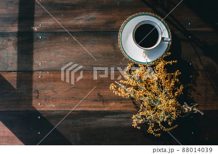 ミモザとコーヒーの背景画像 古材リメイクのテーブルのテクスチャ背景 ミモザとコーヒーの背景画像 古材リメイクのテーブルのテクスチャ背景 88014039
