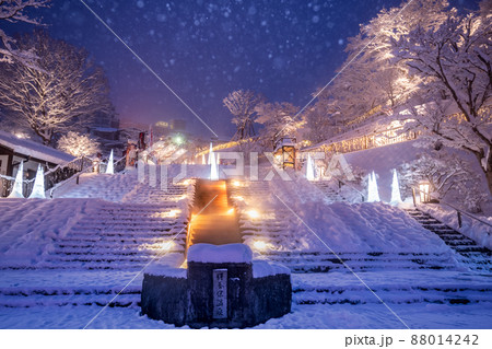 雪の伊香保温泉石段街のライトアップ 88014242