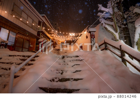 雪の伊香保温泉石段街 88014246