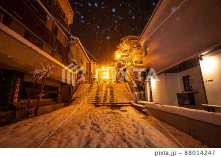 雪の伊香保温泉石段街 88014247