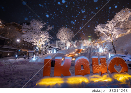 雪の伊香保温泉石段街のライトアップ 88014248