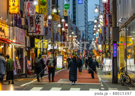 日本の東京都市景観 解除2日目(まん延防止)の新橋・飲み屋街=3月23日 日本の東京都市景観 解除2日目(まん延防止)の新橋・飲み屋街=3月23日 88015397