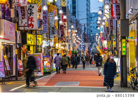 日本の東京都市景観 解除2日目（まん延防止）の新橋・飲み屋街＝3月23日 88015398