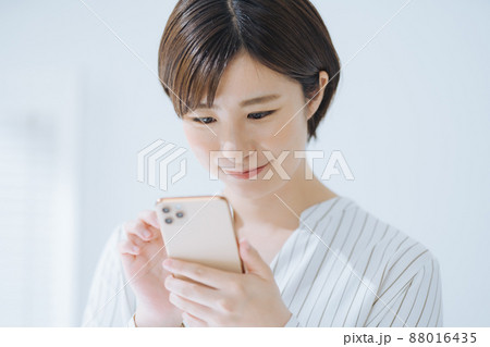 スマホを操作する女性 スマホを操作する女性 88016435